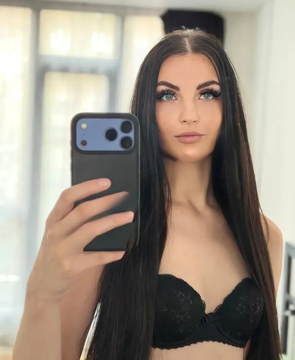 bryunetka Maria 20 лет сделает качественно минет без резинки и пригласит к себе