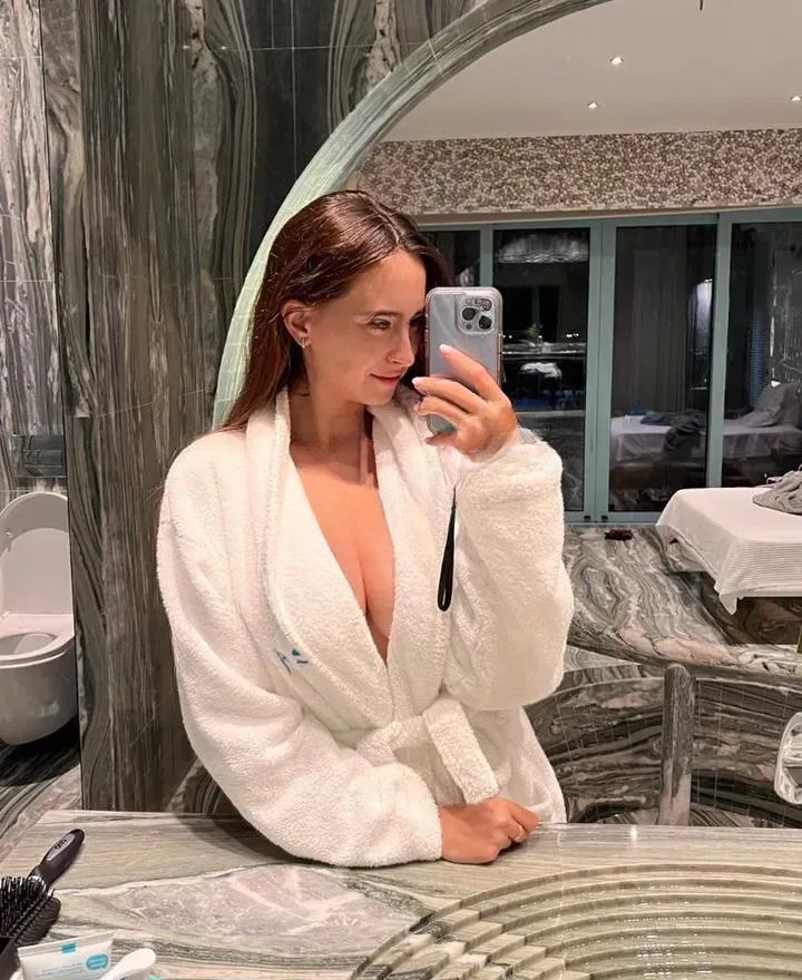 Девушка по вызову Lauraa с 3 размером груди исполнит минет без резинки и пригласит к себе